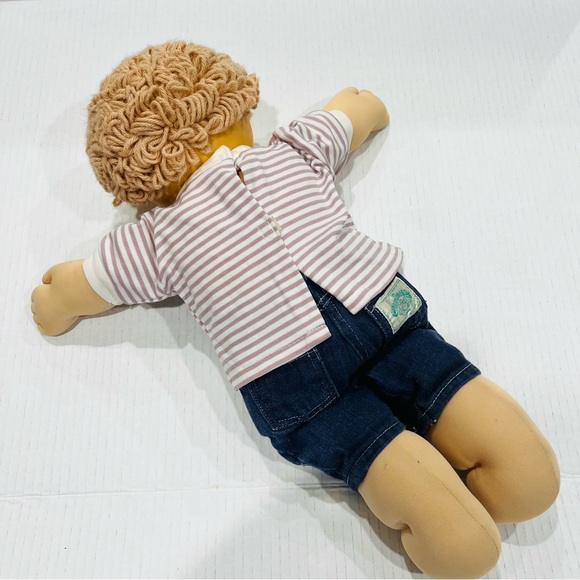Vintage 1985 Cabbage Patch Kids Doll Boy Curly Hair Blue Eyes Jeans Outfit - Picture 4 of 6